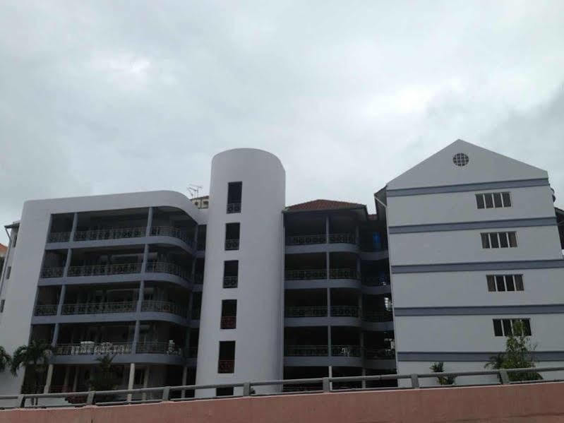 Perdana Serviced Apartment & Resorts Padang Mat Sirat Bagian luar foto